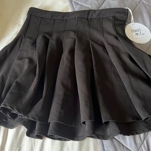 princess polly black pleaded skirt size 4!